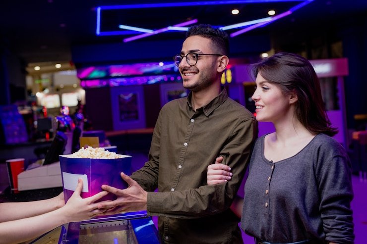 Suasana live casino dengan croupier dan pemain tampak fokus di meja